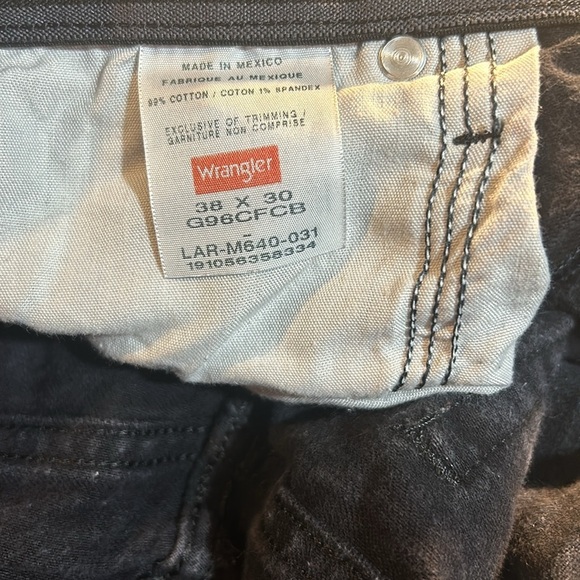 Men’s Relaxed Fit Wrangler Jeans. - Picture 3 of 6